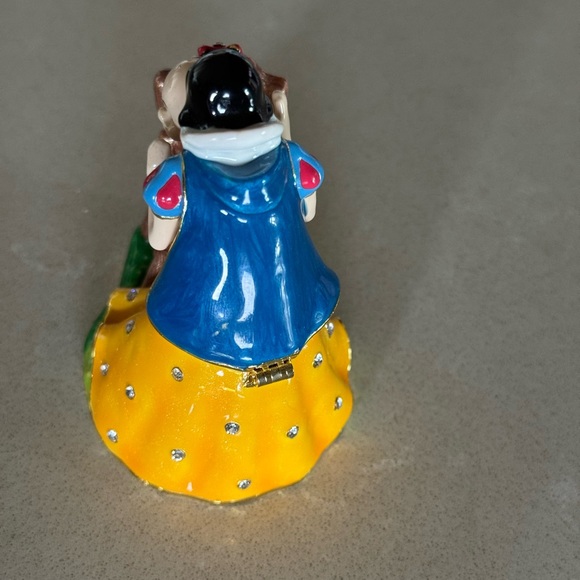 RARE Disney Collectible Snow White Kissing Dopey (standing on stool). Pristine - Picture 8 of 10